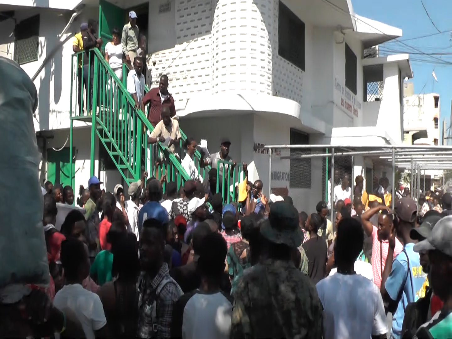 L’affluence à l’ONI, la DGI et l’Immigration ne faiblit pas